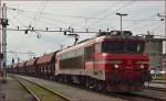 SŽ 363-018 fährt mit Güterzug auf Bahnhof Pragersko ein. /21.2.2014