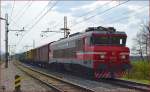 SŽ 363-021 fährt mit Güterzug auf Bahnhof Pragersko ein. /28.3.2014