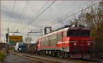 SŽ 363-023 zieht Schwertransport durch Maribor-Tabor Richtung Norden. /17.11.2015