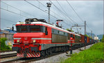 SŽ 363-021+363-008 ziehen Containerzug durch Maribor-Tabor Richtung Koper Hafen.