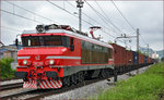 SŽ 363-003 zieht Containerzug durch Maribor-Tabor Richtung Koper Hafen.