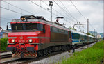 SŽ 363-037 zieht EC151 durch Maribor-Tabor Richtung Ljubljana.