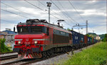 SŽ 363-036 zieht Containerzug durch Maribor-Tabor Richtung Koper Hafen.
