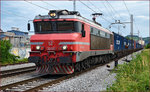 SŽ 363-018 zieht Containerzug durch Maribor-Tabor Richtung Koper Hafen.