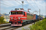 SŽ 363-007 zieht Containerzug durch Maribor-Tabor Richtung Koper Hafen.