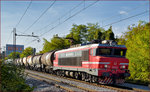 SŽ 363-022 zieht Kesselzug durch Maribor-Tabor Richtung Norden.