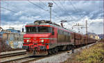 SŽ 363-011 zieht leeren Erzzug durch Maribor-Tabor Richtung Koper Hafen. /28.12.2016