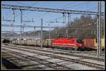 Im Jahr 2014 wurde die Oberleitung des Bahnhofes Postojna durch einen Eisregen zerstört.Der wuchtige Neubau der Fahrleitung beherscht seitdem die Szenerie in diesem Bahnhof. Hier zu sehen mit der 541-007 mit Güterzug am 13.02.2019.