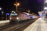 SZ 541-110 (E 190 110) mit EN 40465 (Zürich-Zagreb) beim Aufenthalt im Bahnhof Spittal-Millstättersee (03.03.19, ca. 5.40 Uhr).
In der Nacht vom Samstag auf Sonntag fährt der Zug in seiner kürzesten Variante: ein Autotransportwagen (beladen in dieser Nacht mit einem einzigen Pkw), ein Schlafwagen, ein Liegewagen und ein Sitzwagen.