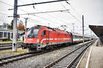 SŽ 541 019-0 steht mit dem, aufgrund der heftigen Unwetter entlang der Tauernbahn, gestrandeten EC 213  Mimara , in Villach Hbf.