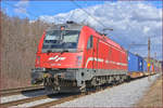 SŽ 514-105 zieht Containerzug durch Maribor-Tabor Richtung Koper Hafen. /17.3.2021