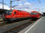 Rechts R 4845 (Villach Hbf  - Arnoldstein) mit 2016 049-6 als Schiebelok und links 541 012-4 mit einem Abteilwagen der HŽ und einem Abteilwagen der SŽ.