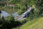 In weitem Bogen führt die Bahnstrecke unterhalb der Bergkirche Maria Gradec um  die Savinja herum.