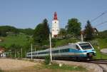 Am 1. Mai 2013 ist ein Pendolino unterhalb des Kirchlein Maria Gradec in Richtung
Maribor unterwegs.