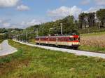 Der 813 020 als Regionalzug am 30.09.2017 unterwegs bei Libanja.