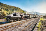 33 037 hält mit dem Dampfzug von Jesenice nach Nova Gorica, im Bahnhof Most na Soči.