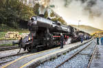 33 037 hält mit dem Dampfsonderzug von Nova Gorica nach Jesenice, im Bahnhof Most na Soči.