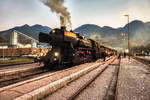 33 037 hält mit dem Dampfsonderzug von Nova Gorica nach Jesenice, im Bahnhof Bohinjska Bistrica.