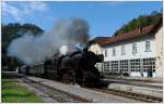 SZ 33-037 mit ihrem 13402 von Nova Gorica nach Jesenice am 6.9.2015. Kurz bevor es durch 6.327 Meter langen Wocheiner Tunnel geht, durchfährt der Zug noch den Bahnhof Podbrdo. 