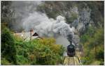 06-018 mit dem Fotozug 17033 von Jesenice nach Bohinjska Bistrica am 10.10.2015 bei der Ausfahrt aus dem 253 Meter langen Bela-(Vellacher-)Tunnel kurz vor Bohinjska Bela.