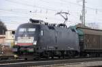 sonstige Mitzieher auf ES 64 U2-005 vor einem Schiebewandwagen-Ganzzug (Hbbillns) in Treuchtlingen. (30. November 2009).