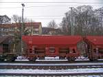6463 120-1 in einer langen Reihe Selbstentladewagen abgestellt in Marburg(Lahn), ...