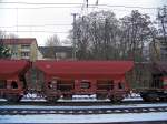 sonstige 6460 275-6 in einer langen Reihe Selbstentladewagen abgestellt in Marburg(Lahn), 20.2.010. Man beachte den Bundesbahn-Keks...