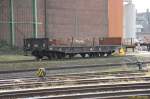 10.04.2010: Schwerlastwaggon vor dem Peiner Bahnhof, Richtung Hannover.  ...