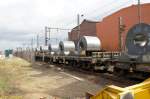 10.04.2010: Schwerlastwaggon vor dem Peiner Bahnhof, Richtung Hannover.  ...