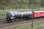 sonstige aufgebockter Kesselwagen (33 RIV 80 D-GATXD 7837 617-9) hinter 232 240 und Hilfszug am 01.05.2010 in Eberswalde