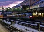 sonstige Hier hat ein VT 21 Der 'Voglbahn' wie sie liebevoll von uns benannt wird, einen Halt im Regensburger Hbf eingelegt. Sie wird sich danach auf das Regensburg Vorfeld stellen und dor auf ihre Weiteren Eins�tze nach Weiden und wieder zur�ck warten. (10.12.2009, Rgb Hbf)
