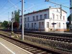 Sonstige Hochbauten Bad Wilsnack, Station der Berlin-Hamburger Bahn (KBS 204), restauriertes (!) klassizistisches Bahnhofsgeb�ude, Gleisseite und Bahnsteige (06.06.2010)