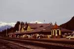 sonstige Reisende warten am 25. Mai 1986 im Bahnhof Banff (Alberta) auf den 'Canadian' nach Vancouver.