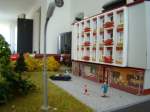 Sonstige Wohnblock mit Ladenstra�e, am 25.07.2009.