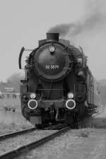 Sonstige Die Lok 52 3879 der VSM F�hrt mit einem Sonderzug zwischen Apeldoorn und Eerbeek.