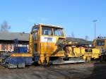 Gleisbaumaschine SKL X 962.011-0 der Fa. Schauer-BahnBahnbau wartet am Bhf. ...