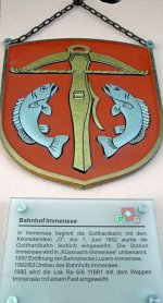 sonstige Lebenslauf: Der Bahnhof Immensee hat beim Blumengesch�ft (ehemaliges Stellwerk), nahe Gleis 1 diese Tafel mit dem dazugeh�rigen Wappen. Das Wappen existiert 3x, denn die Re 6/6 11681 tr�gt pro Seite ein solches.
