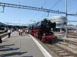 Dampflokomotive 01 202 mit dem NRE im Bahnhof Luzern. Rundfahrt ...