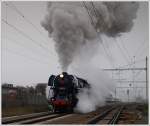 498.104 „Albatros jednička“ mit ihrem Sonderzug von Bratislava �ber Kuty, ...