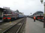 sonstige Bahnhof Gomel am 01.04.2010 um 16:45 Uhr. Der Zug links f�hrt gerade ab in Richtung Hronda, der rechts um 16:55 Uhr nach St. Petersburg und der in der Mitte um 17:25 Uhr nach Minsk. Zwischen 16:00 und 18:00 Uhr ist eine sehr lohnende Zeit f�r einen Besuch des Bahnhofs von Gomel. 