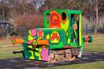 Frisch lackierte alte Industrie-/Feldbahnlok auf einem Spielplatz in Euskirchen - ...