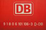 Sonstiges Seitliche UIC Nummer von 101 106-3. Dabei bilden die ersten 4 Zahlen den internationalen Code-> '91': Elektrolokomotiven ab 100 km/h und '80' f�r Deutschland. Die n�chsten Zahlen sind f�r dem nationalen Block. '6101' bildet dabei die Baureihennummer und '106' die Ordnungsnummer. Die letzte Ziffer '3' steht f�r die Pr�ffziffer. Danach kommt nur noch das Land (Unterstrichen) und f�r welches Unternehmen es zust�ndig ist. Das wars. Eigentlich doch ganz einfach. Aber wof�r steht eigentlich die '6' vor der Baureihenbezeichnung 101?