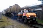 Sonstiges Dieser '2-Wege-Unimog' f�hrt die Bedienfahrten im Industriepark Premnitz (an der Strecke Rathenow - Brandenburg) durch. Fotografiert bei einer Dienstreise am 09.12.09 um 13:38 Uhr im tiefsten Novembergrau bei der Zustellung von drei Kesselwagen. 

