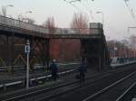 Sonstiges Eine so richtig schlechte Idee. Um den Zug noch zu kriegen schnell �ber die Gleise! Der Zug war bereits zu sehen und keiner konnte wissen, dass es wirklich der hier haltende Regionalzug sein w�rde. Berlin Karlshorst, 9.3.2010