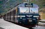 Sonstiges Im Jahr 1993 waren die Stockholmer S-Bahnz�ge der Reihe X10 wegen Fahrzeugmangel bei der NSB in Norwegen im Einsatz. Unter anderem wurden die Z�ge auf der Fl�msbahn eingesetzt. Am 01.08.1993 steht der X10 3202 abfahrbereit im Bahnhof Fl�m.