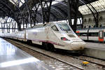  Bahnsteigbild  Talgo 250 Patito „kleine Ente“,  9130 047-4 der spanische Eisenbahngesellschaft Renfe im Estació de França „Französischer Bahnhof“ Barcelona, am 8.3.2017