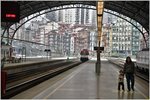 Tunnelblick auf Bilbaos Kulisse. BR446/447 verlässt den Bahnhof. (21.05.2016)