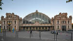 Der 1862 eröffnete Bahnhof Estació del Nord wurde 1972 geschlossen. Nach einem massiven Umbau wird der Bahnhof seit Anfang der 1990er Jahre als Bus(fern)bahnhof genutzt. (Barcelona, November 2022)