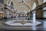 Blick in die prächtige, wunderbar gepflegte Eingangshalle der Estació de França (Bahnhof Barcelona-França) (E).
