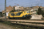 Im Vorfeld des Bahnhofs Valencia Termino steht die Lokomotive 250 015.